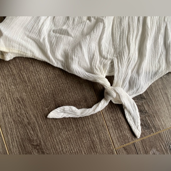 3/$15 White neutral crepe flowy off shoulder slightly cropped tied blouse - Picture 2 of 4